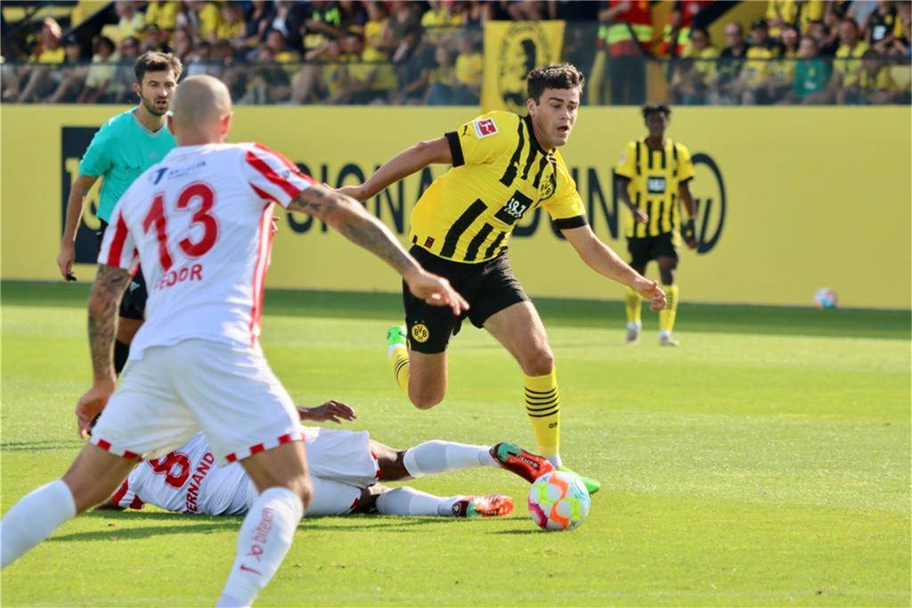 1:1 beim Wiedersehen mit Sahin: Zwei BVB-Profis geben ihr Comeback Giovanni Reyna lässt zwei Gegenspieler aussteigen.