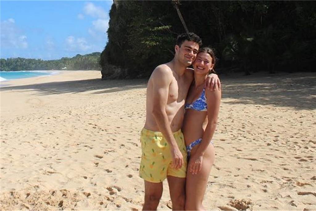 So verbringen die BVB-Profis ihren Weihnachtsurlaub: Viele schwarzgelbe Fotos Giovanni Reyna mit seiner Freundin am Strand.