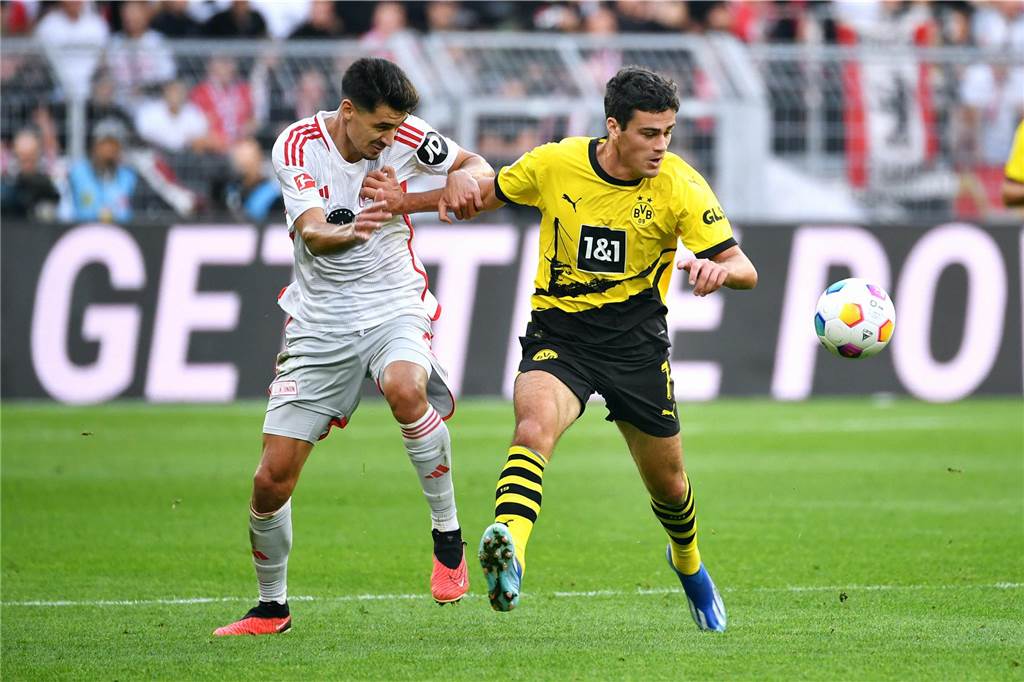 BVB holt Nationalspieler mit Privat-Jet früher aus den USA zurück: Ein Profi fliegt nicht mit Giovanni Reyna in einem Zweikampf gegen Union Berlin.