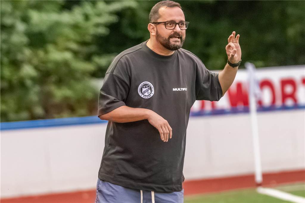 Trauzeugen und „beste Freunde“ übernehmen die Geschicke beim Lüner SV Giovanni Schiattarella steht am Spielfeldrand.