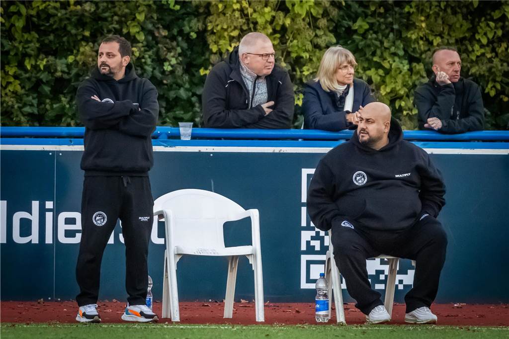 Giovanni Schiattarella steht, Reza Hassani sitzt an der Seitenlinie.