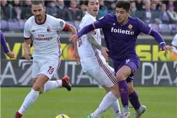 Giovanni Simeone vom AC Florenz (r) besiegte den SSC Neapel mit drei Toren quasi im Alleingang. Foto: Maurizio Degl'innnocenti/ANSA/AP