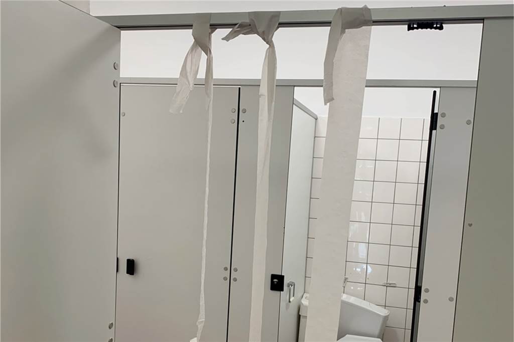 Vandalismus: Ekeliger TikTok-Trend greift auch an Lüner Schulen um sich Girlanden aus Toiletten-Papier „schmücken" den Raum. Der Spülkasten ist von der Wand gerissen. Andere Bild-Dokumentationen zeigen zerstörte Türen oder von Seife bedeckte Böden.