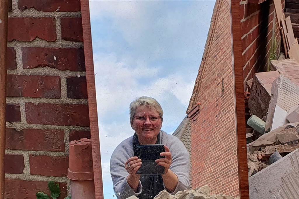 Gisa Sendfeld fotografiert sich selbst im Spiegel 