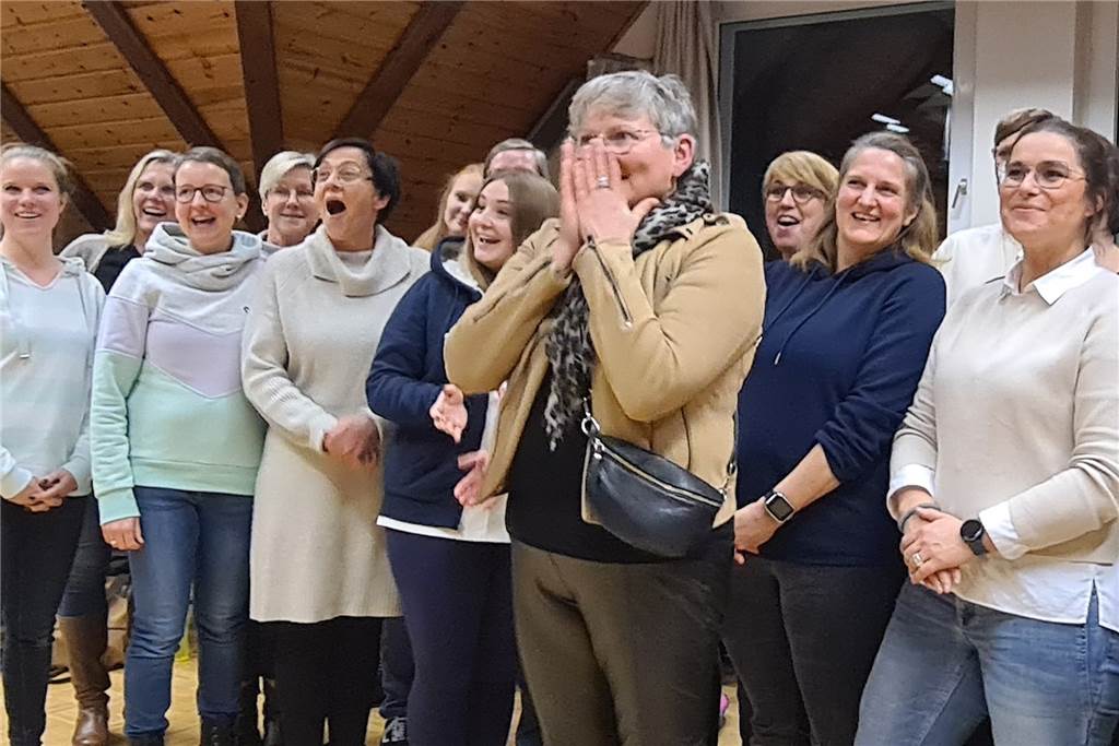 Benefizkonzert für Mutmachwerkstatt : Singfonie „öffnet viele Herzen“ Gisa Sendfeld schlägt vor Freude die Hände vor das Gesicht, als sie die Spendensumme präsentiert bekommt. Und der Chor freut sich mit ihr.