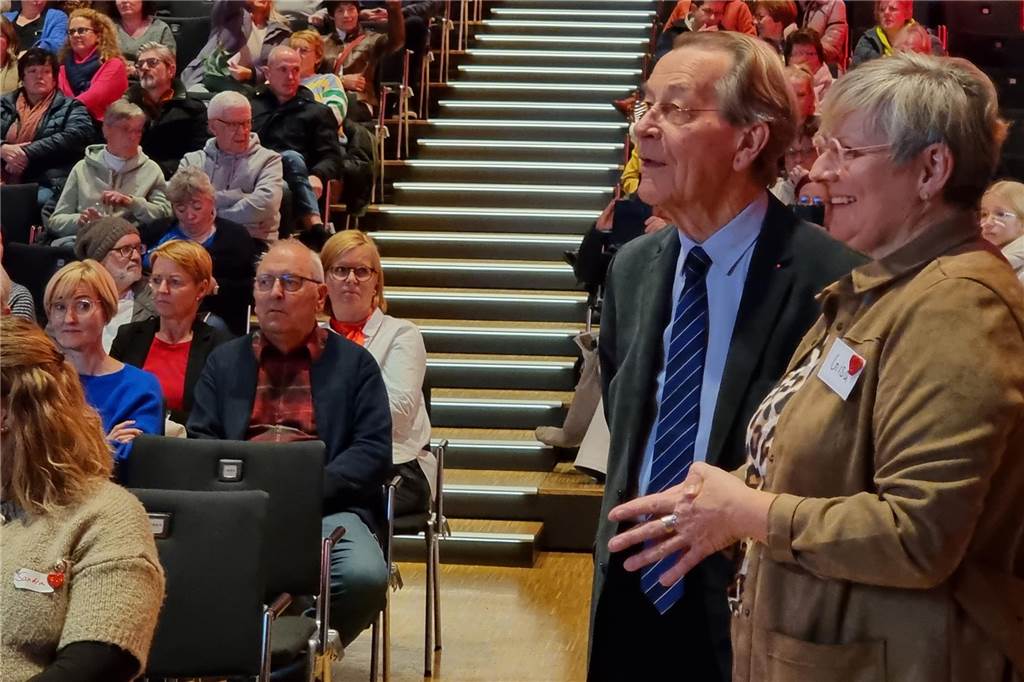 Franz Müntefering (84/SPD) begeistert auf Mutmachkongress Franz Müntefering und Gisa Sendfeld