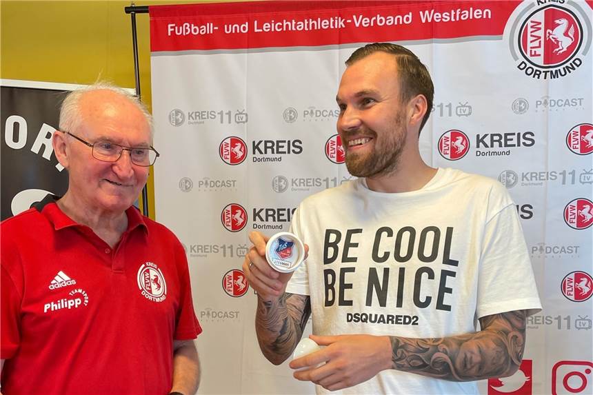 Kevin Großkreutz lost Pokal aus: Landesliga-Derby dabei - Westfalenligist bereits in Runde 4 Gisbert Dankowski vom Fußballkreis Dortmund mit Kevin Großkreutz (r.) vom TuS Bövinghausen.