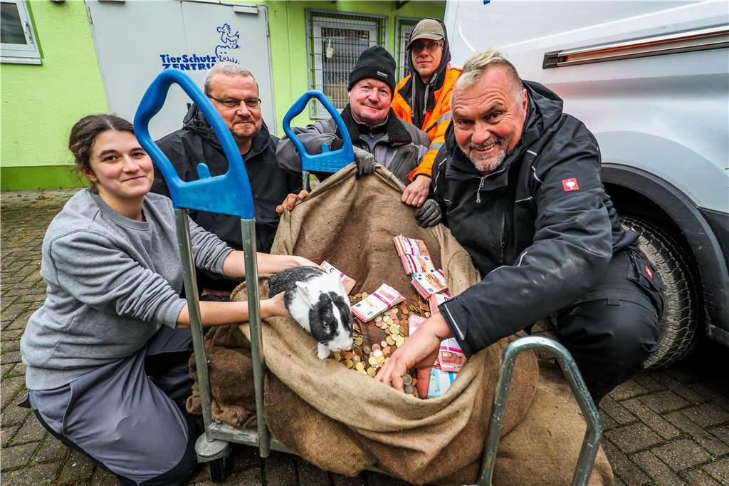Gisbert Hiller (ganz rechts), Mitorganisator des Phantastischen Lichterweihnachtsmarktes, hat 2019 auf dem Weihnachtsmarkt Spenden für das Tierheim gesammelt.