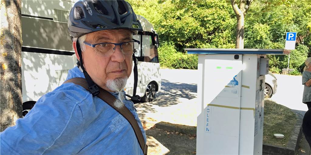 Wohnmobilist über Stellplätze in Werne: „Das ist eine schlechte Visitenkarte“ Gisbert Paeper ist verärgert über die Zustände auf dem Wohnmobilstellplatz am Hagen - nicht nur über den Automaten im Hintergrund.