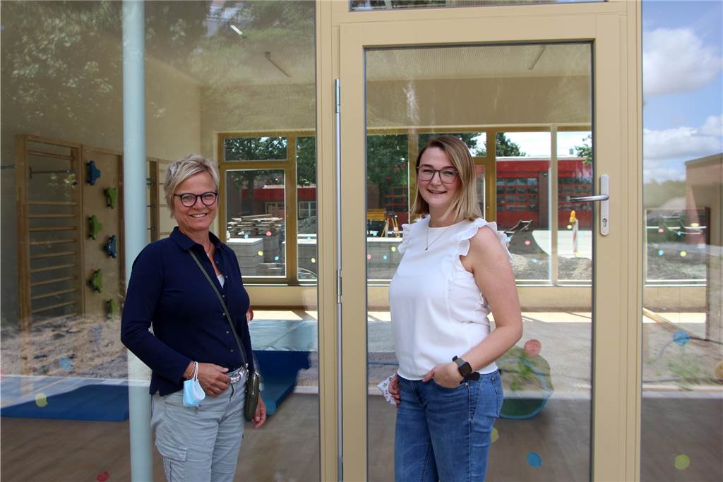 Gisela Kühlkamp (l.), DRK-Verbundleiterin, und Angelina Lis freuen sich über den Umzug in die neue Kita in der Stroot. Noch sind Plätze für einige Kinder frei.