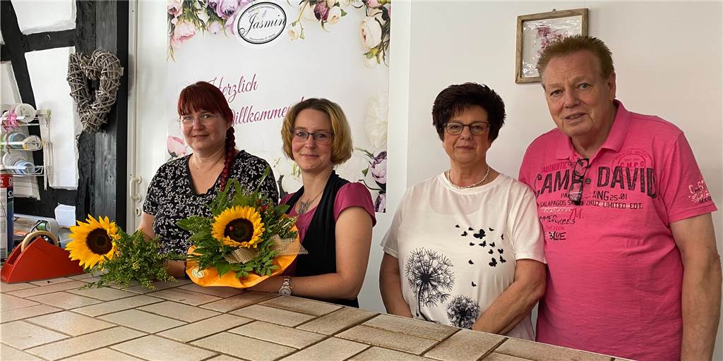 Neueröffnung an der Bonenstraße: Blumen Jasmin erhält viele Glückwünsche Drei Frauen und ein Mann stehen hinter einer Theke mit Blumen
