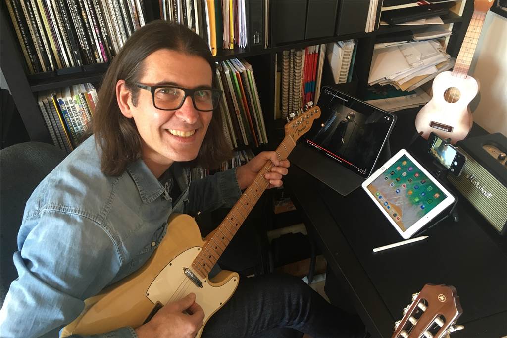 Gitarrenlehrer und Bandcoach Guido Pyka bei der Arbeit: In Zeiten von Corona sucht auch die Musikschule der Stadt Selm Wege, den Unterricht zumindest digital weiterlaufen zu lassen.
