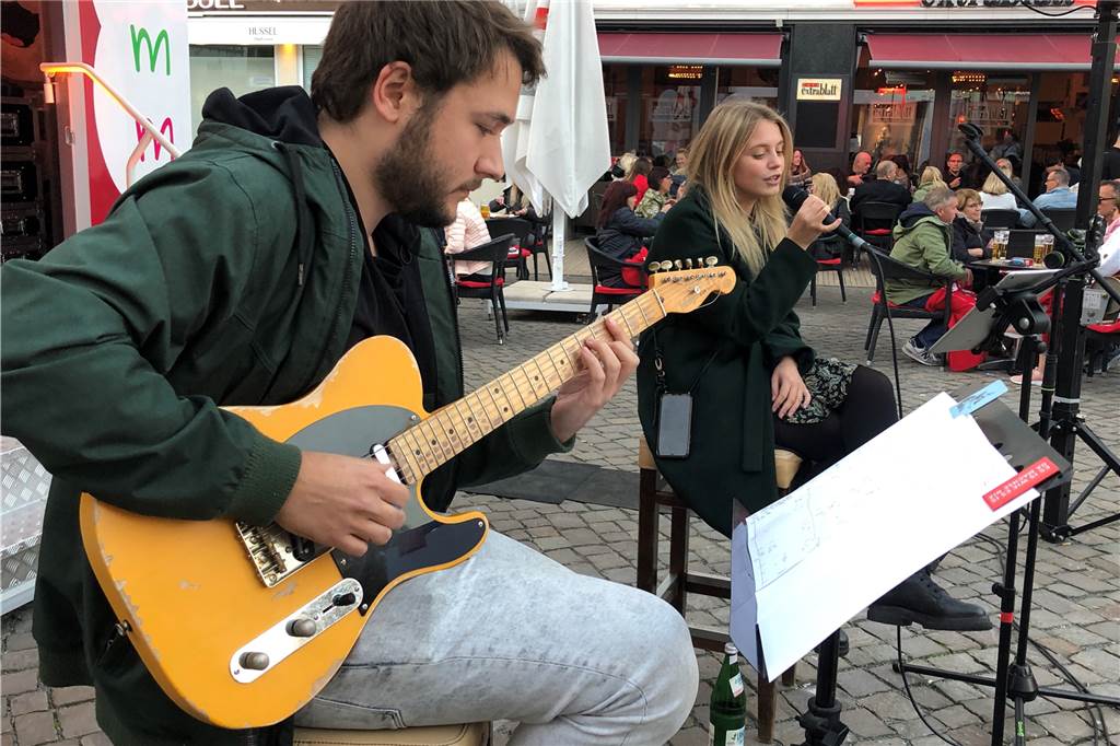 Herbstfest profitiert vom schönen Wetter: „Die Stadt lebt“ Gitarrist Max Borkenstein und Sängerin Nina Zaborowski spielten am Samstagabend vor allem Coversongs auf dem Marktplatz.