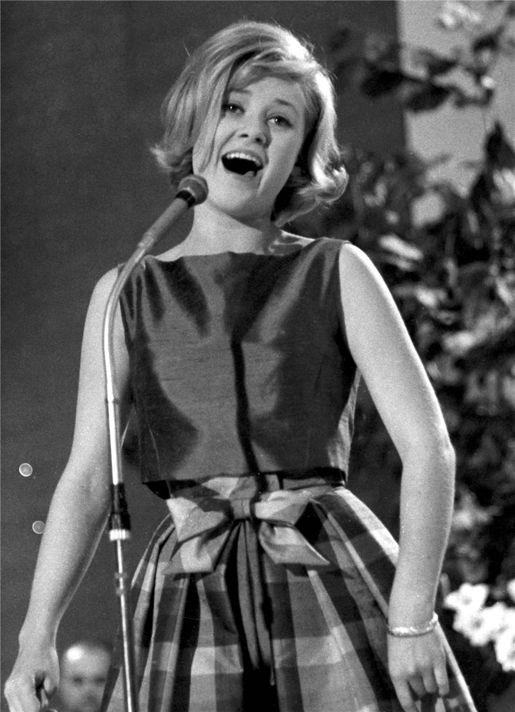 Gitte Hænning kommt in die Stadthalle: „Natürlich hält Musik einen jung!“ Gitte Hænning bei einem Auftritt 1963. Auch über 60 Jahre später, steht die dänische Sängerin noch regelmäßig auf der Bühne