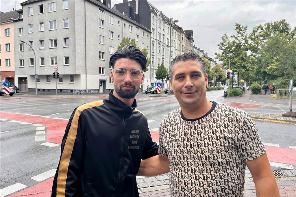 Neue Tempo-30-Zone ist erst der Anfang: Wie reagieren Anlieger? Giuseppe Abaco und Emanuele Salsetta sind Anwohner. Sie befürworten die geplante Umstellung auf Tempo 30.