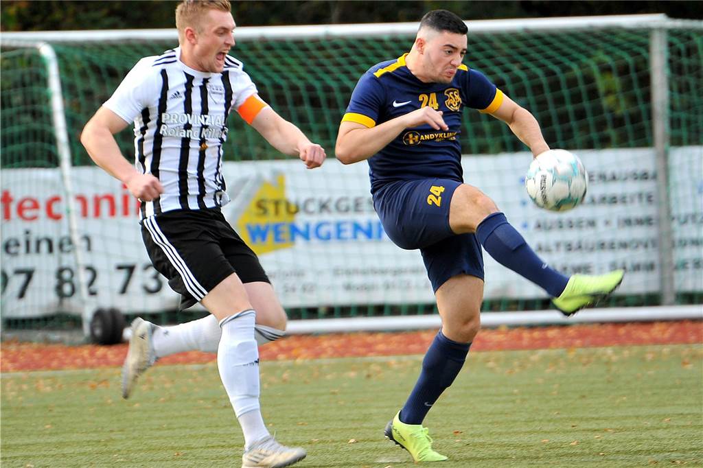Giuseppe Falcone (r.) schießt den Ball und kneift die Augen zusammen.