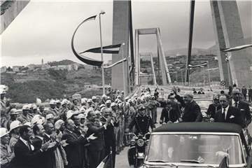 Giuseppe Saragat, damaliger Präsident von Italien, winkt bei der Eröffnung der Morandi-Autobahnbrücke ins Publikum. Foto: Autostrade per l'Italia/AP