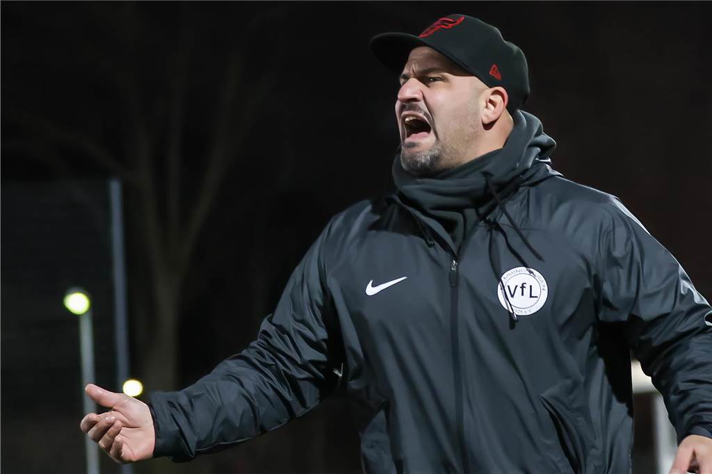Kemminghausen-Sponsor nach Rassismus-Eklat Giuseppe Tripi steht gestikulierend an der Seitenlinie.