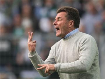 Gladbach-Trainer Dieter Hecking fordert nach der Klatsche in Dortmund Wiedergutmachung. Foto: Bernd Thissen
