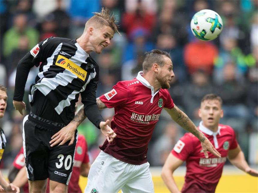 Hannover-Serie nach 1:2 in Mönchengladbach gerissen Gladbachs Nico Elvedi (l) und Hannovers Marvin Bakalorz liefern sich ein Kopfballduell. Foto: Federico Gambarini