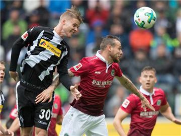 Gladbachs Nico Elvedi (l) und Hannovers Marvin Bakalorz liefern sich ein Kopfballduell. Foto: Federico Gambarini