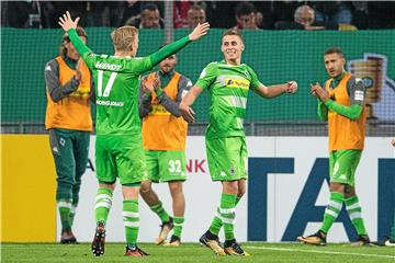 Gladbachs Oscar Wendt (l) und Torschütze Thorgan Hazard jubeln nach dem Treffer zur 1:0 Führung gegen Düsseldorf.