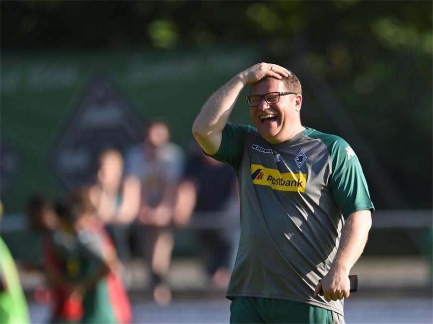 "Betrug am Fan": Eberl für kürzere Transferzeit Gladbachs Sportdirektor Max Eberl bezeichnet späte Transfers als "Betrug am Fan". Foto: Andreas Gebert
