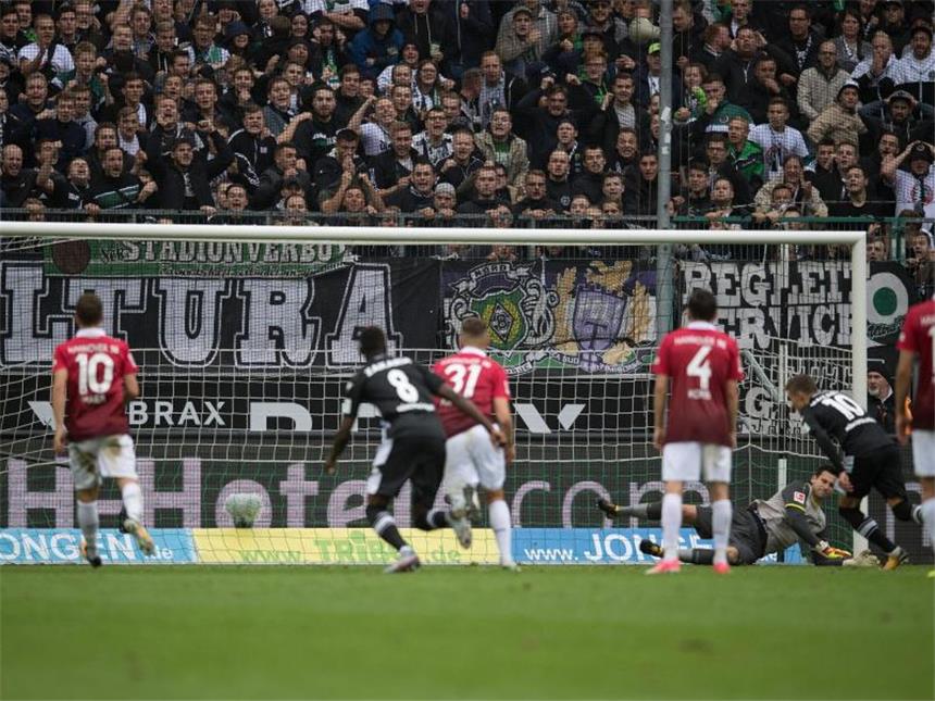 Hecking-Plädoyer pro Videobeweis - Hannover-Serie reißt Gladbachs Thorgan Hazard (r/10) erzielt den Treffer zum 2:1 gegen Hannover per Elfmeter. Foto: Federico Gambarini