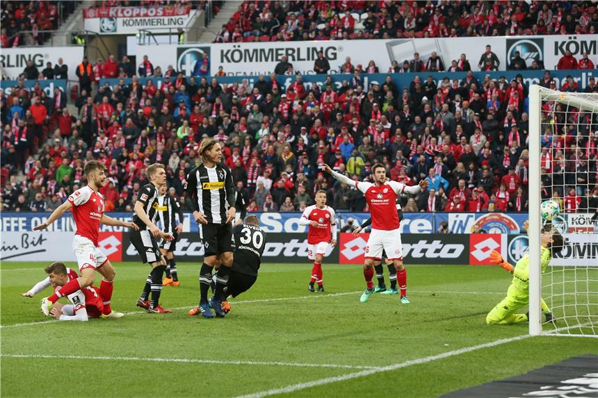 Beim 0:0 gegen Gladbach stehen die Torhüter im Fokus Gladbachs Torhüter Yann Sommer verhindert mit einem starken Reflex das Gegentor.