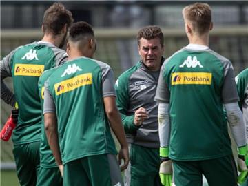 Gladbachs Trainer Dieter Hecking setzt auf junge Spieler. Foto: Federico Gambarini