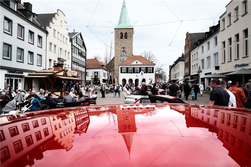 Das erste Stadtfest des Jahres in Dorsten startet heute Die Silhouette der Altstadt spiegelt sich auf der Motorhaube eines Autos auf dem Marktplatz in Dorsten.