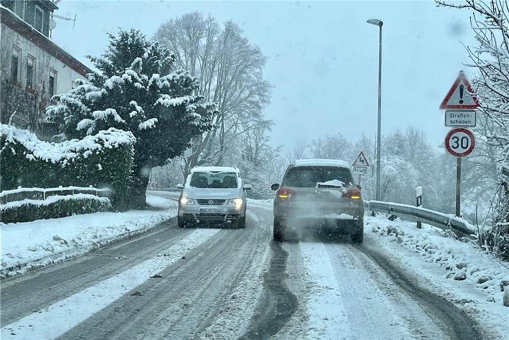 Neue Statistik: Zahl der Unfälle im Winter zurückgegangen Zwei Pkw befahren eine verschneide Straße in Fröndenberg.
