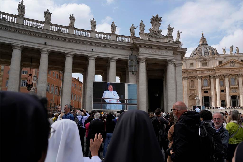 Gläubige verfolgen auf dem Petersplatz in Rom auf Großbildschirmen eine Live-Übertragung aus der Poliklinik Agostino Gemelli in Rom, wo Papst Franziskus am Sonntag, 23. März, seinen ersten öffentlichen Auftritt seit seiner Einlieferung ins Krankenhaus hatte.