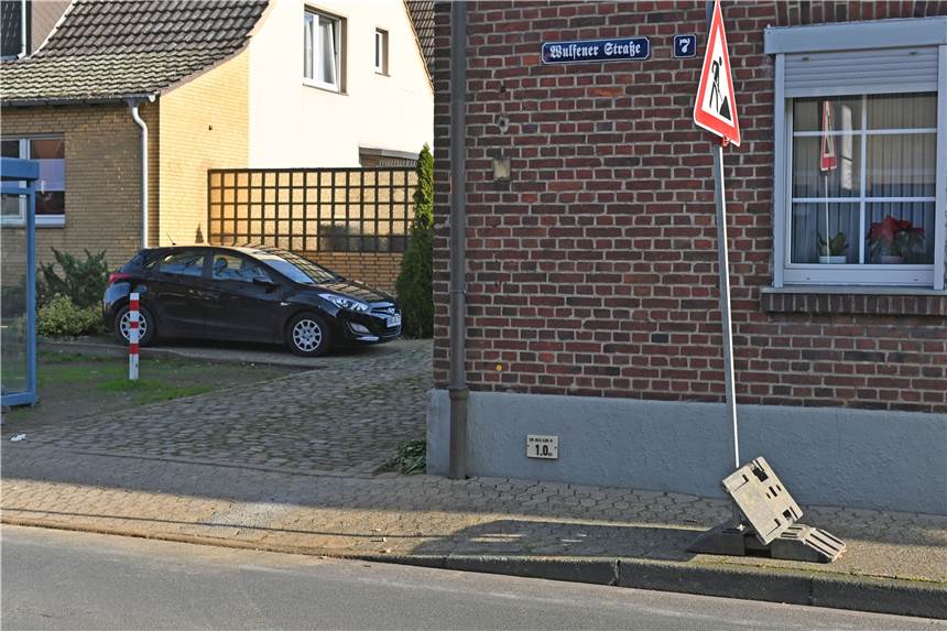 Erst kam Glasfaser nach Lembeck, dann folgten Splitt und Stolpersteine Glasfaser-Erdarbeiten vor dem Gebäude Wulfener Straße wurden beendet, Stolperfall mussten nachträglich begradigt werden.