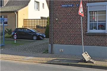 Glasfaser-Erdarbeiten vor dem Gebäude Wulfener Straße wurden beendet, Stolperfall mussten nachträglich begradigt werden.