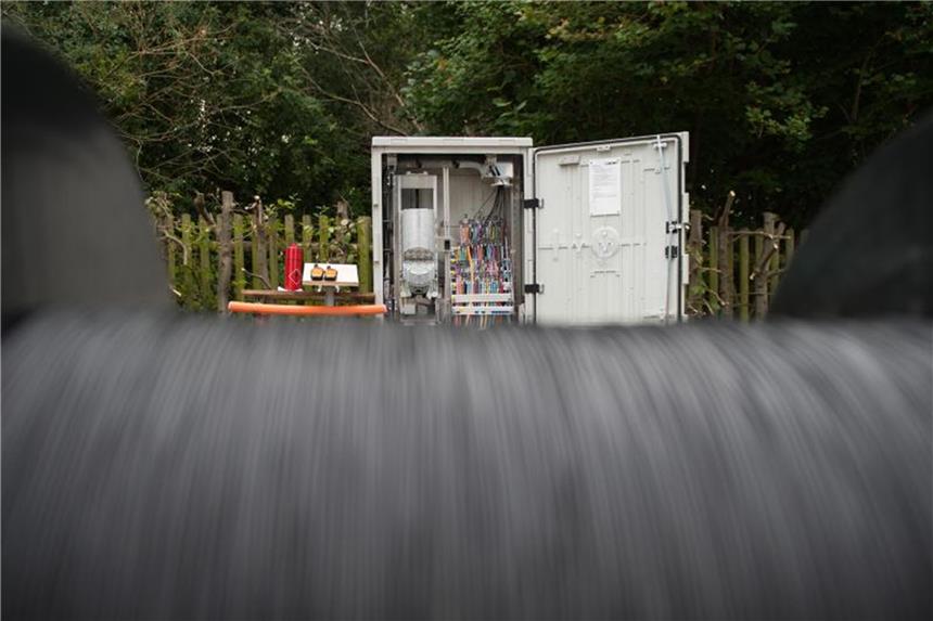 Wirtschaft fordert mehr Tempo beim Breitbandausbau Glasfaser-Kabeltrommel vor einem Verteilerkasten: Die Wirtschaft fordert mehr Tempo und weniger Bürokratie beim Ausbau. Foto: Klaus-Dietmar Gabbert