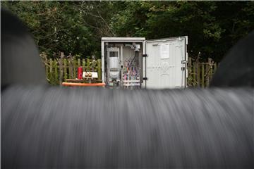 Glasfaser-Kabeltrommel vor einem Verteilerkasten: Die Wirtschaft fordert mehr Tempo und weniger Bürokratie beim Ausbau. Foto: Klaus-Dietmar Gabbert
