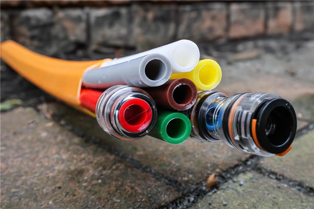 Glasfaser in Dortmund: Fortschritt für Tausende - aber nicht schnell genug Glasfaserkabel an einer Baustelle in Dortmund-Dorstfeld.