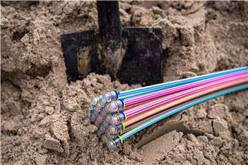 Glasfaserkabel liegen auf einer Baustelle. Die Deutsche Telekom und das Land Berlin wollen zusammen den Ausbau des Glasfasernetz vorantreiben. (Symbolbild)
