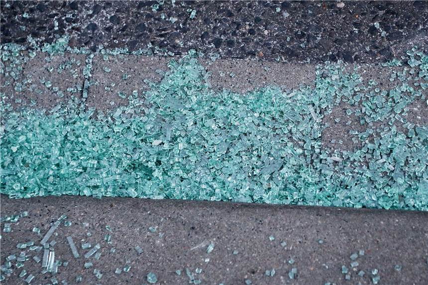 Schaufenster in Selm eingeschlagen: Vandalismus-Serie bricht nicht ab Glasscherben auf einem Gehweg (Symbolfoto): Auch in der Nacht zu Sonntag (27. 3.) hat es in Selm geklirrt - auf dem Sandforter Weg.