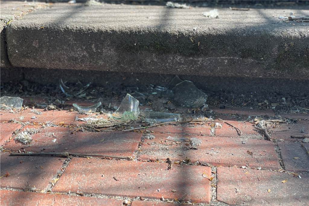 Vandalismus in beliebtem Castrop-Rauxeler Park Glasscherben deuten darauf hin, dass Flaschen auf den Wegen zerschmettert wurden.