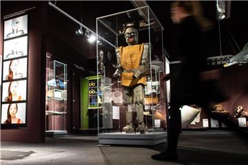 Glasvitrine mit dem Roboter MM7 Selector in Münster. Scholz-Nauendorff erschuf den Roboter zwischen 1957 und 1958. Foto: Guido Kirchner