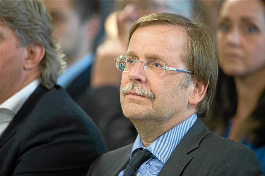 Sport im TV: Der Fußball verdrängt sogar den Fußball Glaubt, dass der Amateurfußball unter dem Profifußball leidet: DFB-Vizepräsident Rainer Koch.