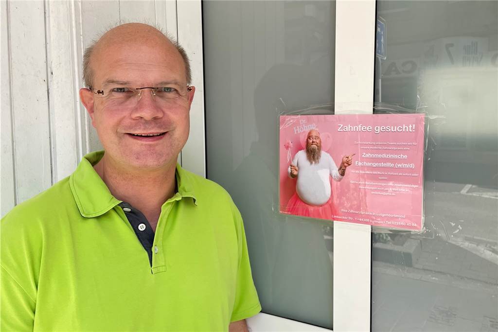 Ungewöhnliches Jobangebot: Dortmunder Zahnarzt sucht Zahnfee Gleich an der Eingangstür zum Haus, in dem die Zahnarztpraxis liegt, hat Wilfried Höhne sein Zahnfee-Plakat aufgehängt.