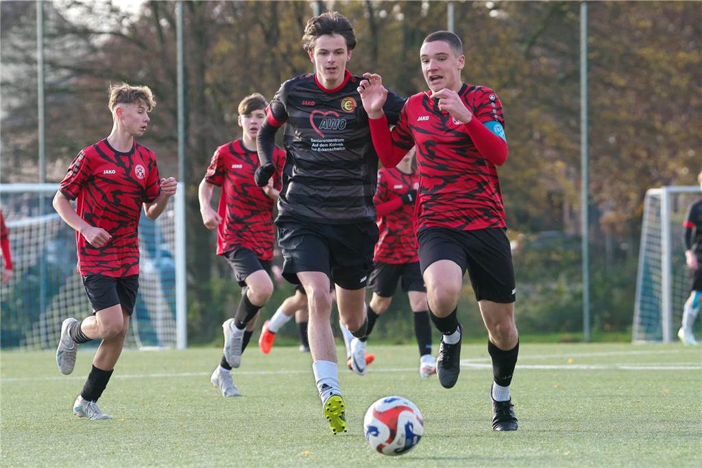 B-Junioren Finale : Erkenschwick gegen Schermbeck Gleich die erste gute Chance nutzte Erkenschwicks Can-Milan Pazarli (l.), hier im Duell mit SVS-Kapitän Tyler Zundler, zur Führung.