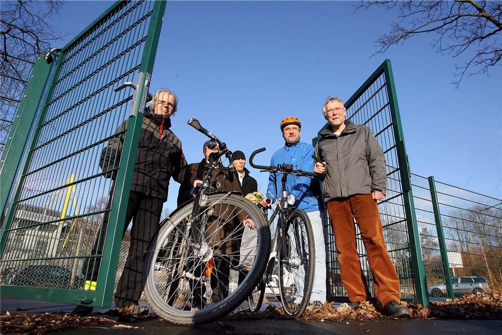 Warum Dortmund auf sichere Fahrradstellplätze lange warten muss Gleich drei Fahrradwachen des ADFC gibt es zu BVB-Spielen rund ums Stadion.