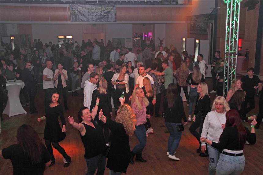 Feuerwehr-Einsatz auf der Sim-Jü-Party Werne - 3 Rauchmelder schlagen an Gleich drei Rauchmelder schlugen am frühen Sonntagmorgen auf der Sim-Jü-Party im Kolpingsaal an. Die Feuerwehr hatte die Ursache schnell gefunden: Disco-Nebel.
