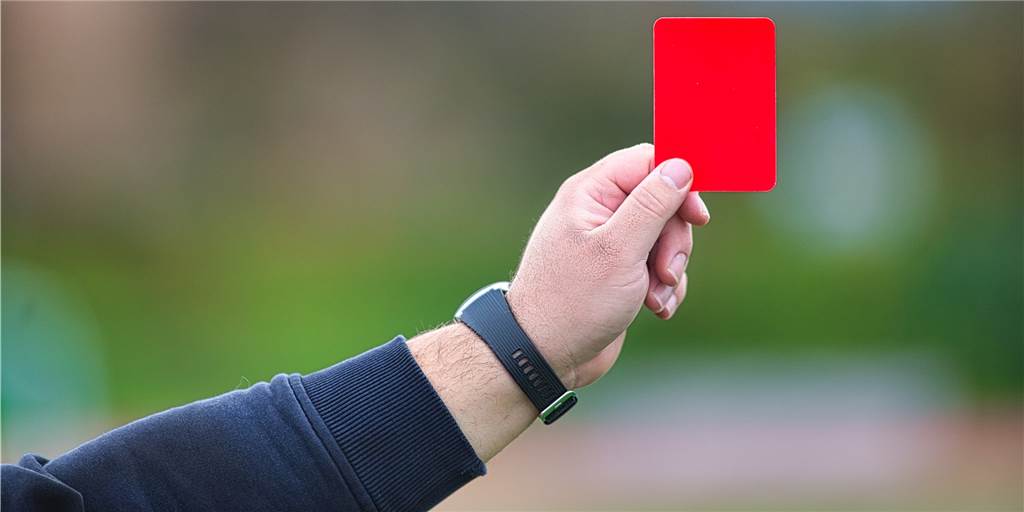 Kettenreaktion führt zu Spielabbruch: Drei Rote Karten in einer Minute Gleich drei Rote Karten gab es im Derby zwischen VfB Habinghorst III und SC Armina Ickern III in der Kreisliga C.