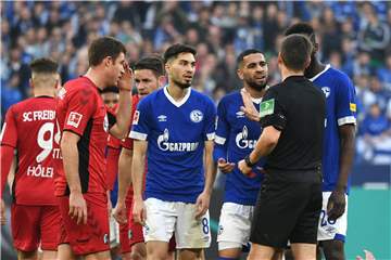 Gleich gibt’s „Rot“: Schiedsrichter Frank Willenborg stellt Suat Serdar (Mitte) vom Platz, auch Omar Mascarell und Salif Sané können das nicht verhindern. Es war einer der wenigen „Höhepunkte“ des Spiels gegen Freiburg.