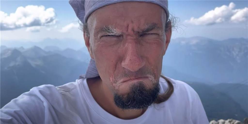 Heulkrampf zum Finale am Gipfel: Der Tag der Tage für den Marathon-Mann „Gleich hab ich den Deutschlandlauf geschafft!" Schon kurz vor dem Ziel wird Kai Täuber vor herrlicher Bergkulisse von seinen Emotionen übermannt. Gleich hat er 1380 Kilometer abgerissen – in nur 20 Tagen.